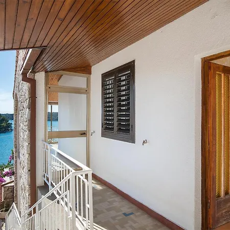La Casa Ingrid - Beach Front Banjole Casa de hóspedes 3*