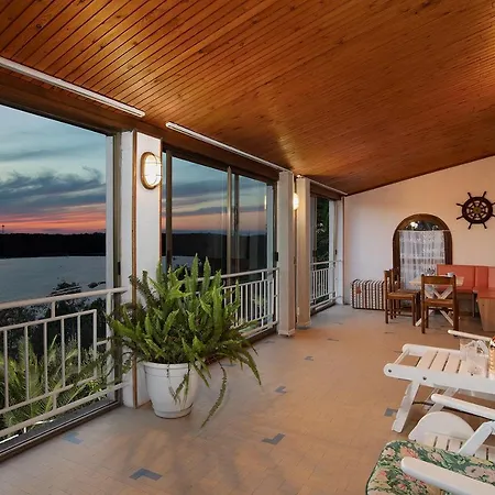 La Casa Ingrid - Beach Front Banjole 3*
