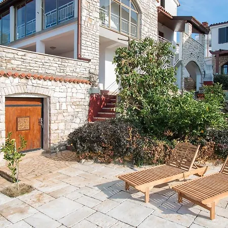 La Casa Ingrid - Beach Front Banjole Penzion 3*
