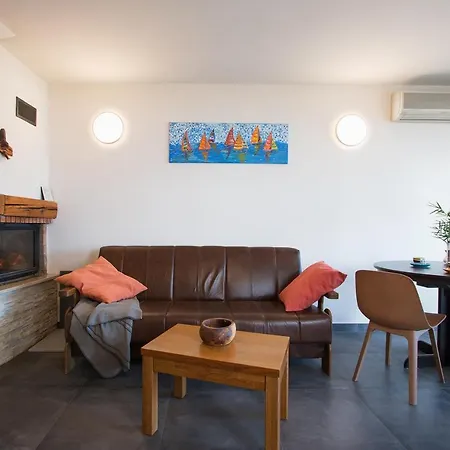 La Casa Ingrid - Beach Front Banjole 3*