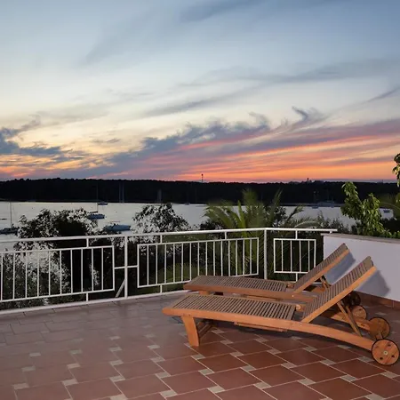 La Casa Ingrid - Beach Front Banjole 3*